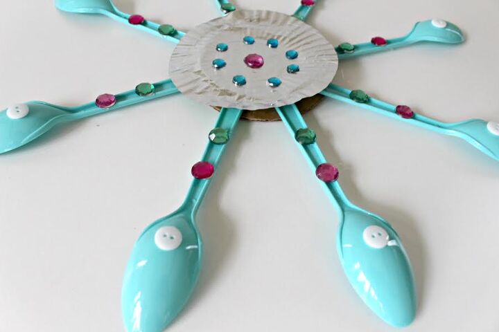 s 20 cute crafts for the kids to do while their stuck indoors, Craft super fun and easy snowflakes from household items