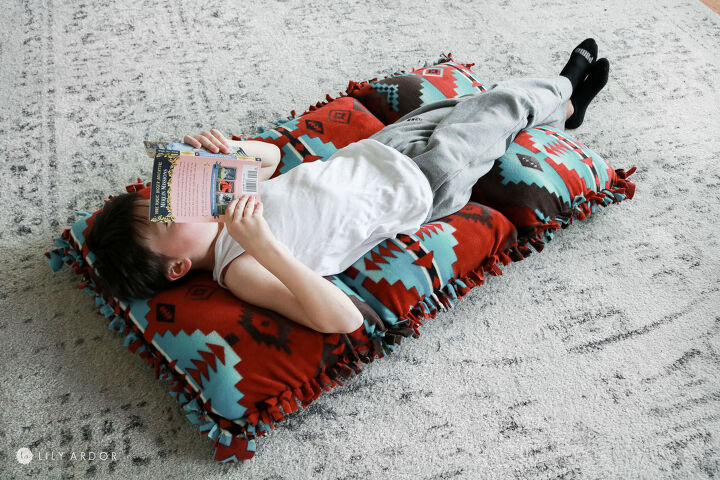 s 20 cute crafts for the kids to do while their stuck indoors, Turn your favorite fabric into a no sew pillow bed