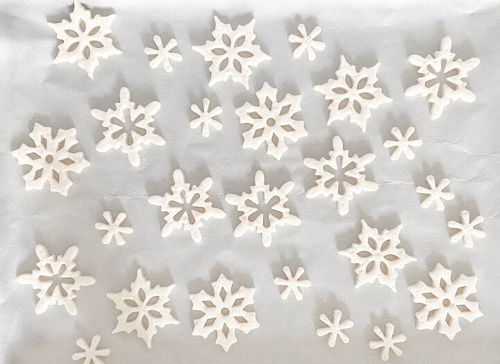 15 decoraes de natal de ltima hora que voc ainda tem tempo para fazer, Enfeites de massa salgada enfeites de Natal de floco de neve DIY