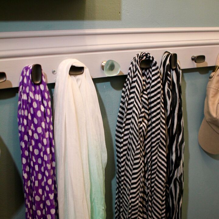 15 maneras brillantes de organizar tu armario para tener un ao ms limpio, Organizador de bufandas y sombreros DIY
