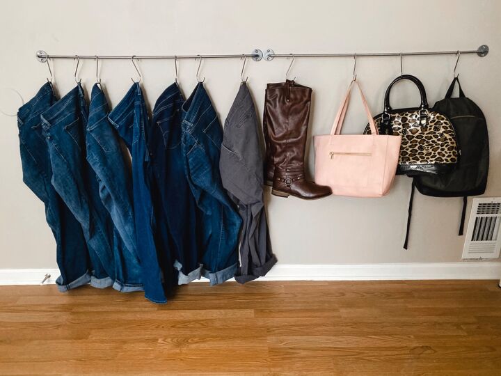 15 maneras brillantes de organizar tu armario para tener un ao ms limpio, Utiliza ganchos en S y un toallero inclinado para ordenar la ropa y m s