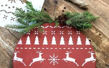  Faça um enfeite de Natal grande com qualquer pedaço de madeira.