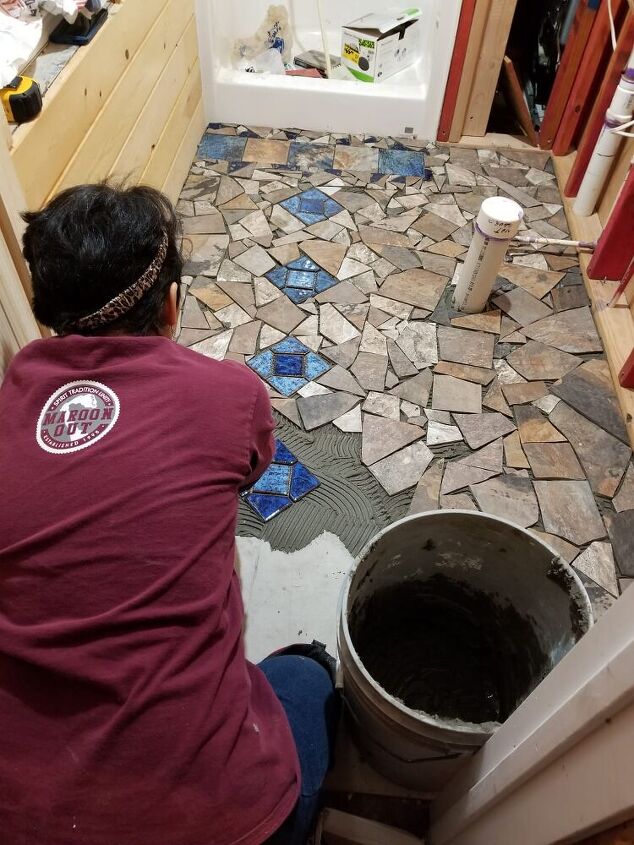 piso de bao de azulejos rotos