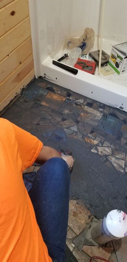 piso de bao de azulejos rotos