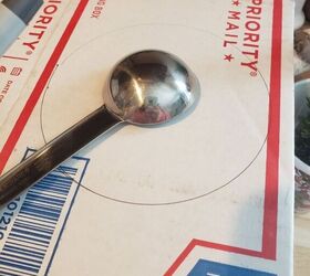 Trace a measuring spoon on a box for this quick Christmas accent