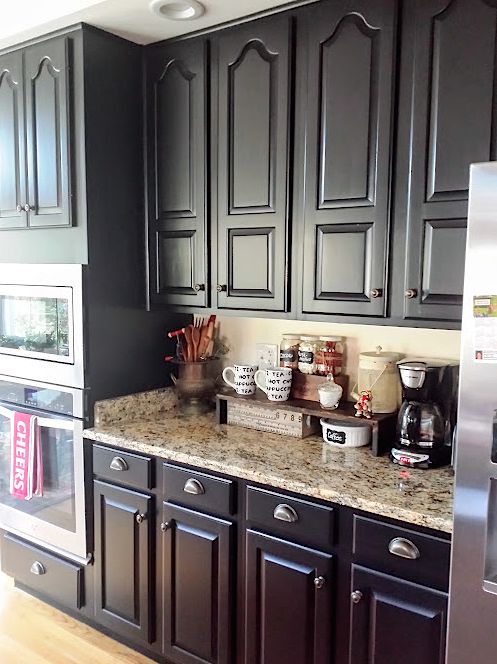 15 maneras nicas de hacer que sus gabinetes de cocina sean ms hermosos, Cambio de imagen de los gabinetes de cocina negros