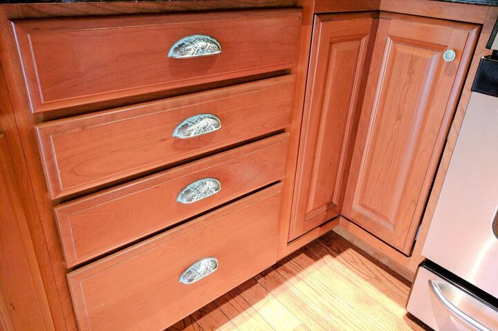 15 maneras nicas de hacer que sus gabinetes de cocina sean ms hermosos, C mo embellecer los armarios de la cocina con nuevos tiradores y pomos