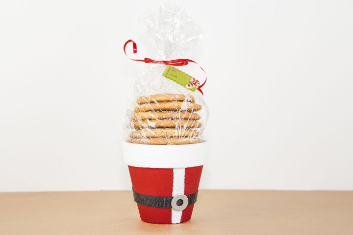 20 increbles regalos de navidad que puedes hacer t mismo por menos de 20 dlares, Maceta de arcilla con galletas navide as de Pap Noel