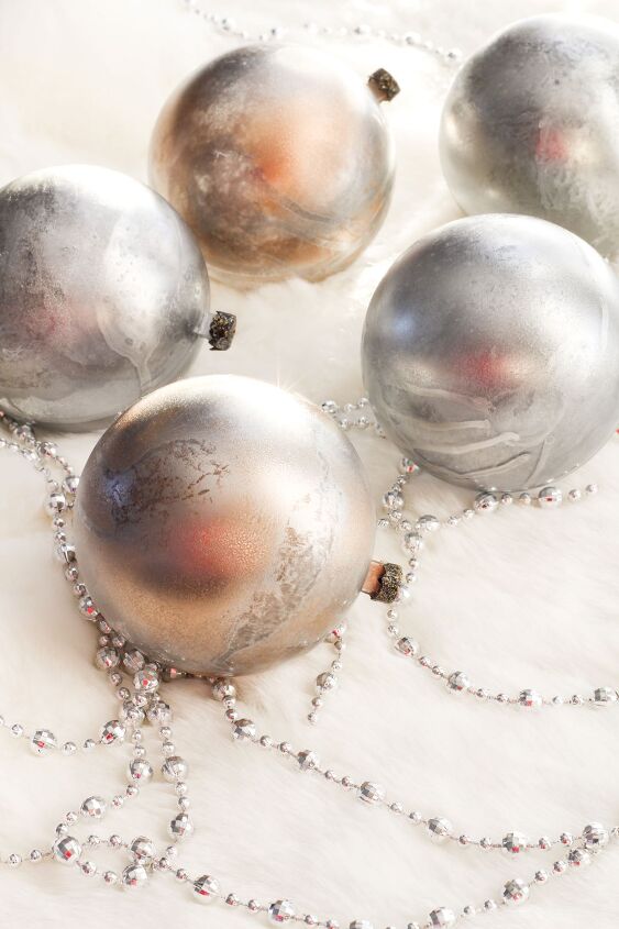 15 de nuestros adornos navideos favoritos hechos por la gente este ao, Adornos de vidrio de mercurio de imitaci n de la tienda del d lar