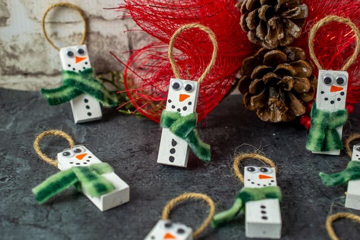 15 de nuestros adornos navideos favoritos hechos por la gente este ao, Adornos de mu ecos de nieve con bloques de madera