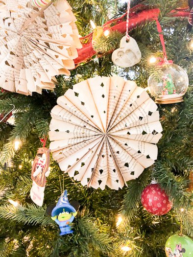 15 de nuestros adornos navideos favoritos hechos por la gente este ao, Copos de nieve de adorno de p gina de libro