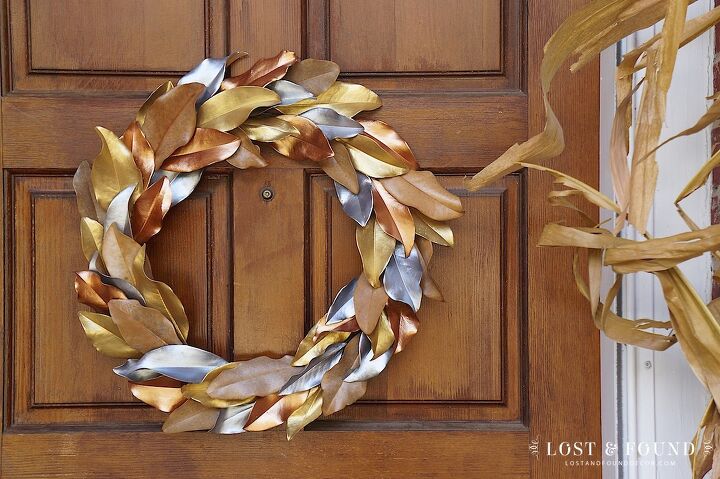 15 timas maneiras de decorar sua porta aps o ano novo, Guirlanda de magn lias pintadas com tinta metalizada