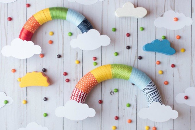 15 magnficas formas de decorar tu puerta despus de ao nuevo, Guirnalda de cintas de arco iris DIY
