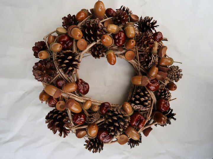 15 gorgeous ways to decorate your door after new year s, Celebrate winter s natural beauty with an acorn and pinecone wreath
