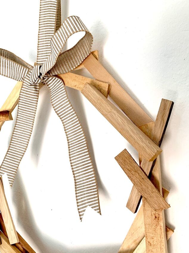 15 timas maneiras de decorar sua porta aps o ano novo, Coroa de madeira instantaneamente gratificante