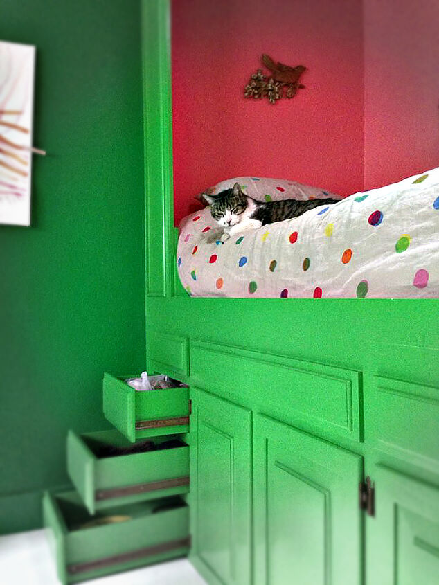 10 mejoras en el dormitorio que te harn querer volver a ser un nio, Viejos armarios de cocina en una cama empotrada