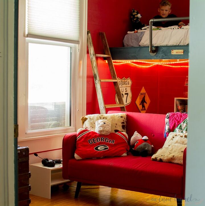 10 mejoras en el dormitorio que te harn querer volver a ser un nio, Una cama alta suspendida de bricolaje
