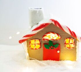 Casa de pan de jengibre iluminada con caja de cartón y arcilla