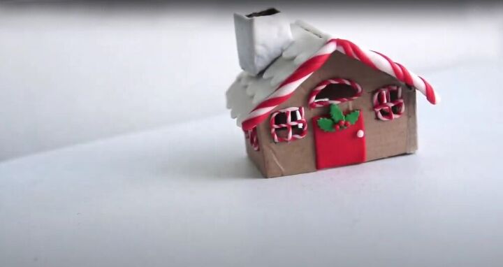 casa de gengibre iluminada com caixa de papelo e argila