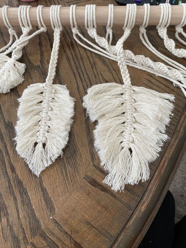 basic leaf macrame wall hanging, Comb clip the cord