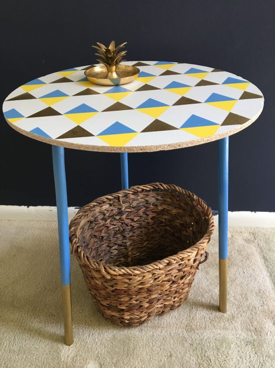 13 llamativas mesas auxiliares que querrs aadir a tu casa, Mesa de centro con estampado geom trico DIY