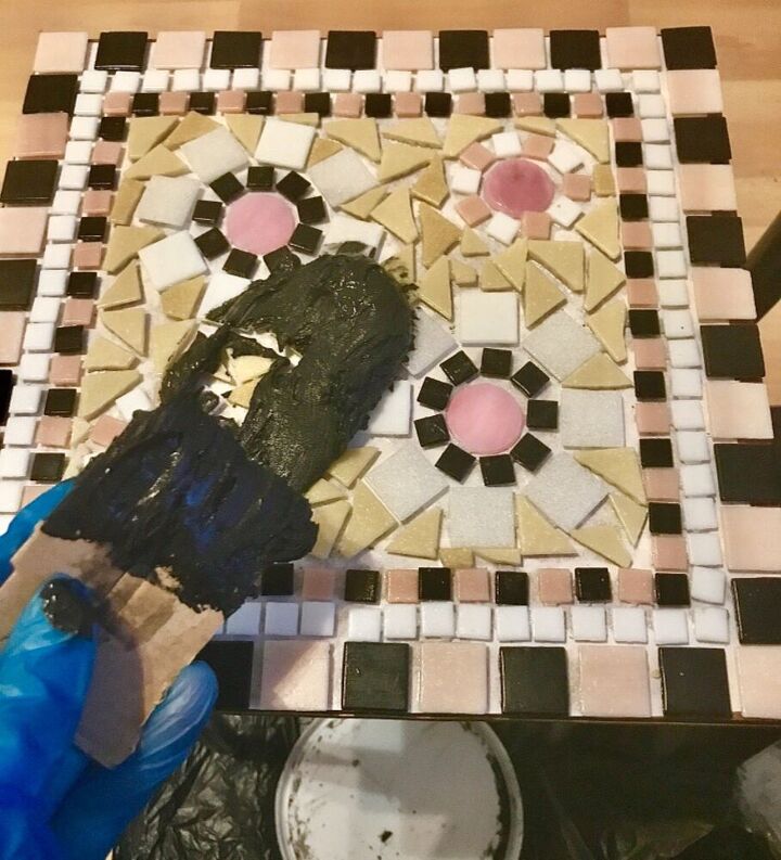 cmo transformar viejas mesas de centro con mosaico, Rejuntado de la mesa