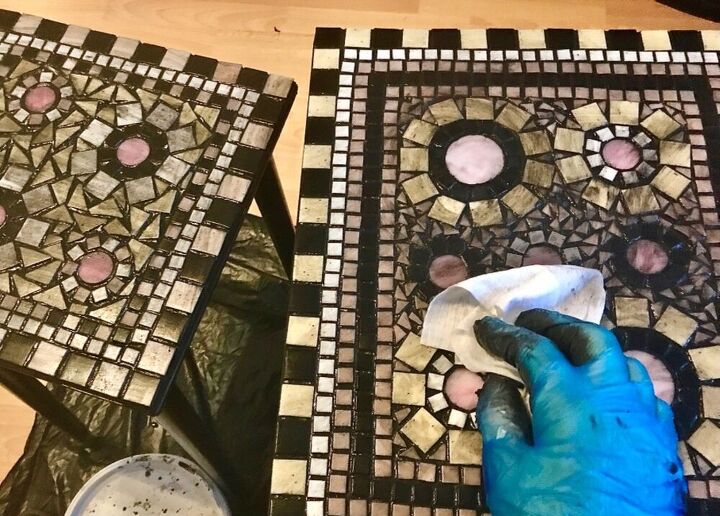como transformar mesas de centro antigas com mosaico, Limpando o excesso de rejunte