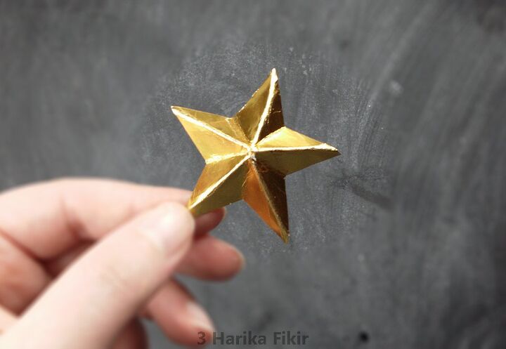 guirnalda de estrellas de oro con papel