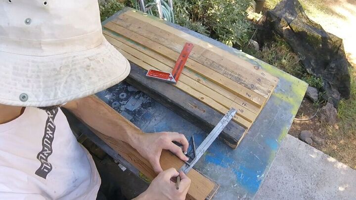 como fazer uma mesa de madeira com materiais reciclados, Marcando um local para perfura o