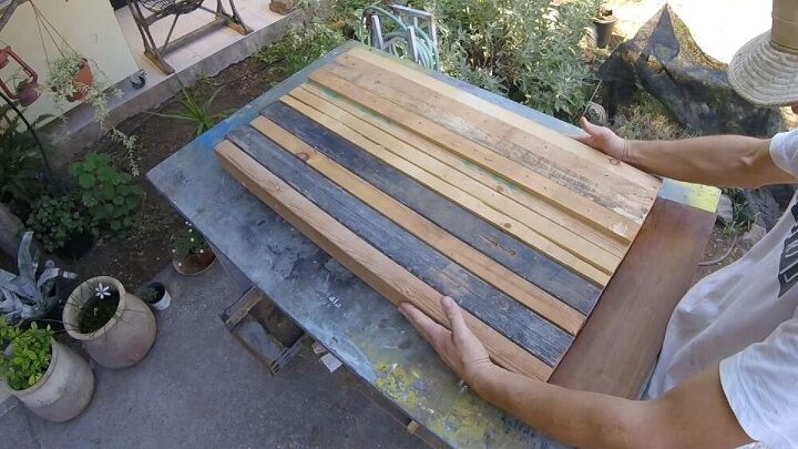 como fazer uma mesa de madeira com materiais reciclados