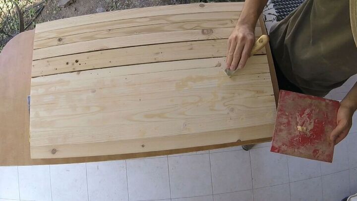como fazer uma mesa de madeira com materiais reciclados, preencher rachaduras