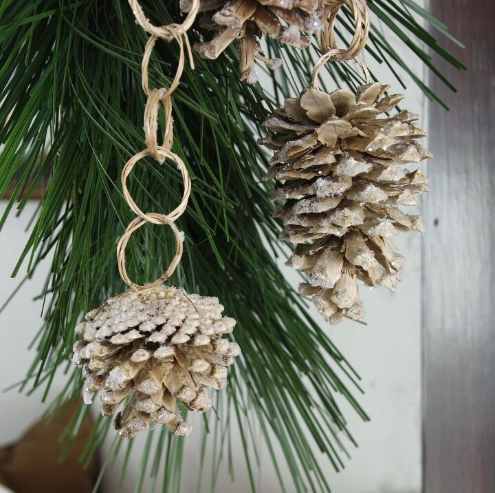 decoracin invernal con conos de pino borlas de conos de pino blanqueados y