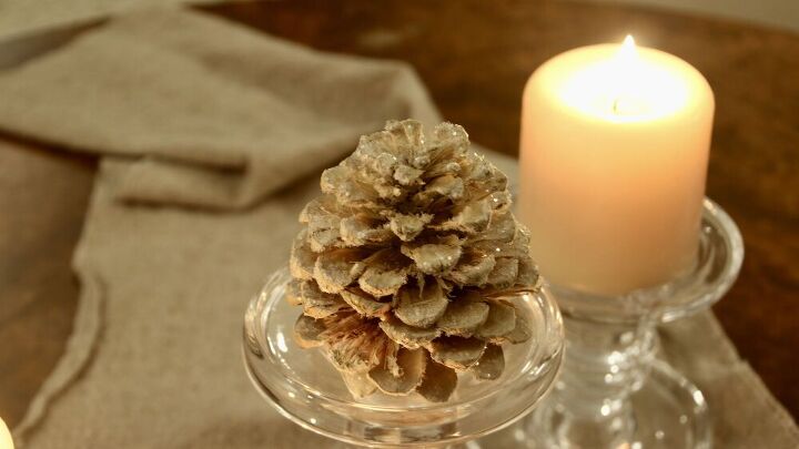 decoracin invernal con conos de pino borlas de conos de pino blanqueados y