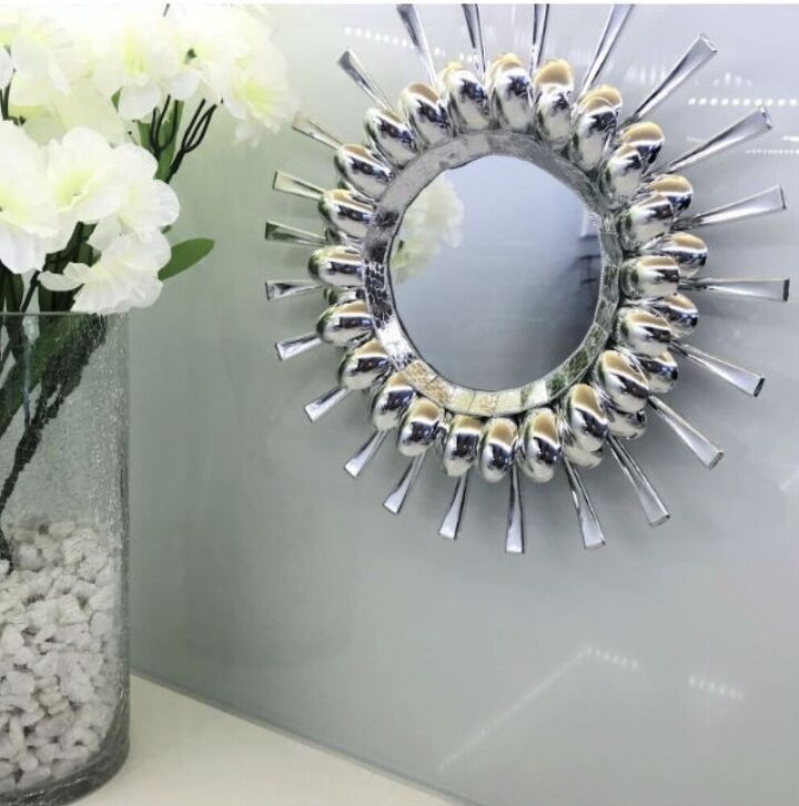 20 hermosas formas de decorar con espejos, C mo decorar un espejo con cucharas desechables