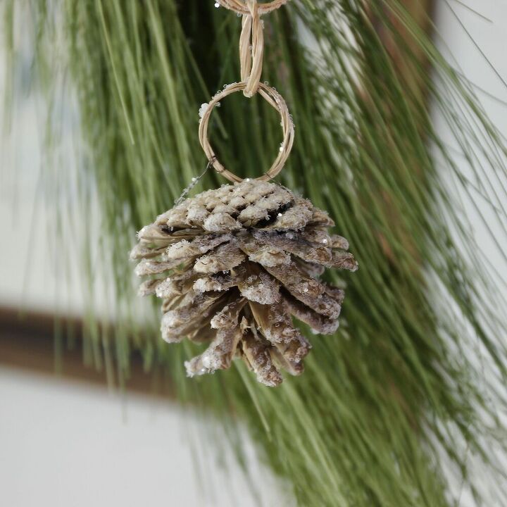 decoracion invernal con conos de pino borlas de conos de pino blanqueados y