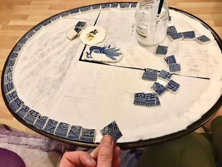 como transformar a superfcie de uma mesa com sua loua velha, Fixe os azulejos na mesa