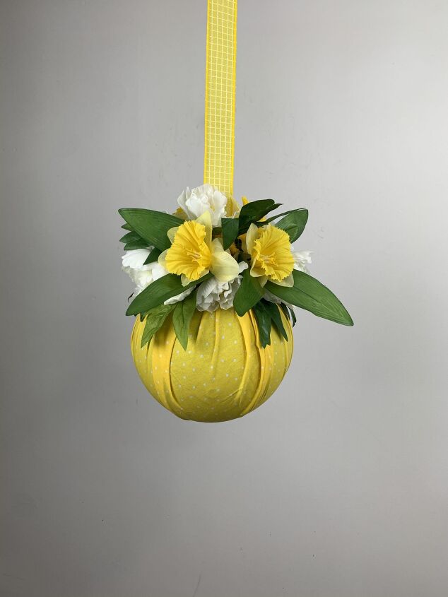 12 magnficas formas de alegrar la decoracin con plantas falsas, Bola colgante de flores de primavera