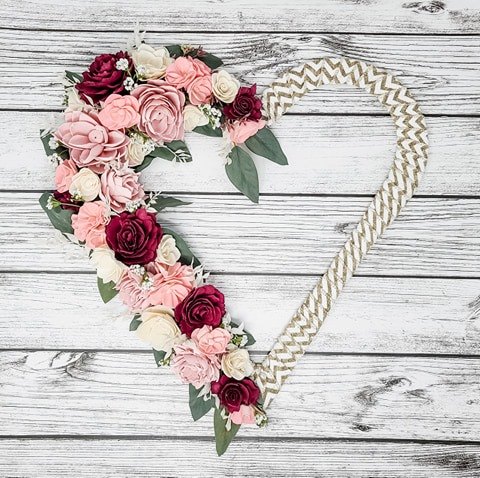 11 diy valentines door decorations inspired by love, 2 Wire heart wreath
