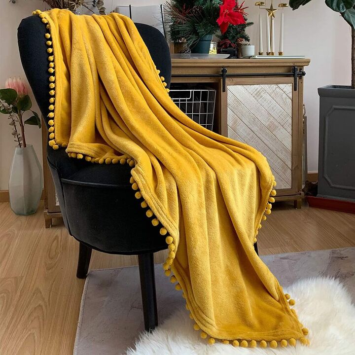 10 cobertores super aconchegantes que todos esto comprando nesta temporada 5 so, Manta dourada com pompons