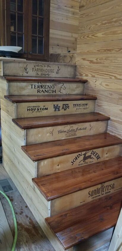 haz que los peldaos de tu escalera rstica parezcan cajas de vino, Acercamiento Escaleras terminadas con logos similares a las cajas de madera para vino