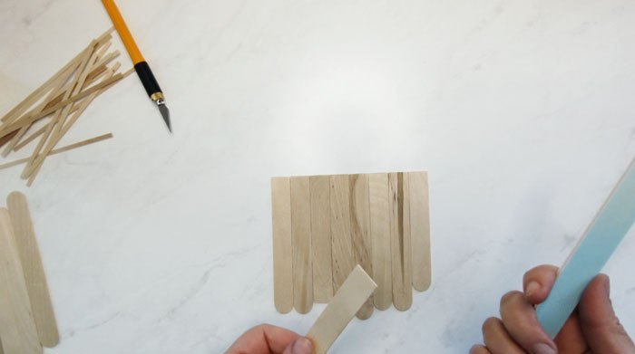 posavasos geomtrico de madera con palitos de helado