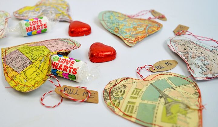 25 dulces ideas para san valentn que deberas empezar a ahorrar para febrero, Convierte viejos mapas en bolsas de regalo personalizadas con forma de coraz n para San Valent n