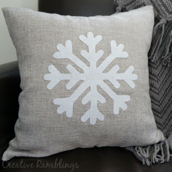 vence la tristeza de enero con estas 15 encantadoras ideas de decoracin de invierno, Funda de almohada de fieltro con copos de nieve sin coser