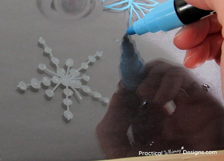 haz una pizarra de imitacin, Dibujo de un copo de nieve con marcador de tiza sobre el cristal