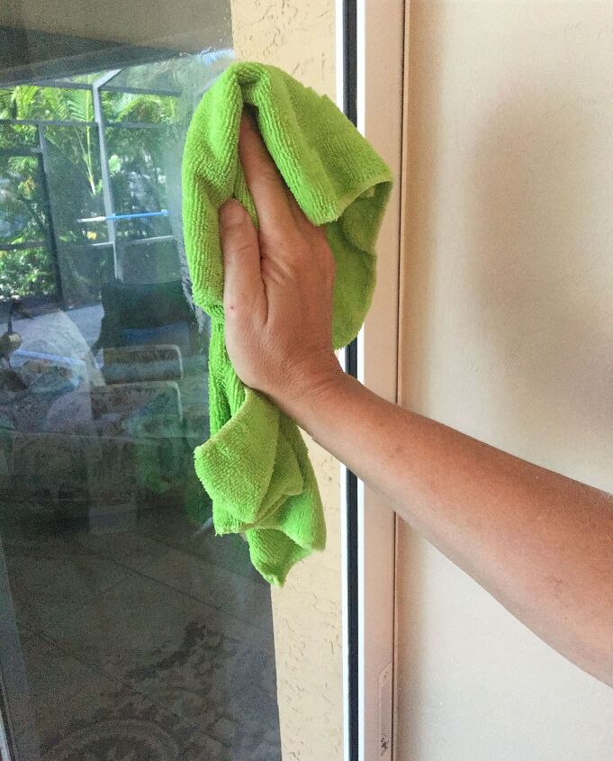 50 truques de limpeza que os proprietrios de casas inteligentes juram, A melhor maneira de limpar janelas e espelhos