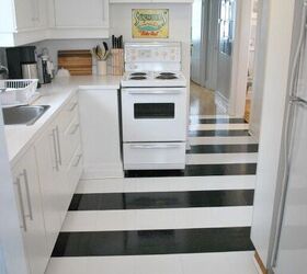25 mejoras en la cocina que harn que la gente diga guau, C mo colocar suelos de vinilo en blanco y negro en rayas