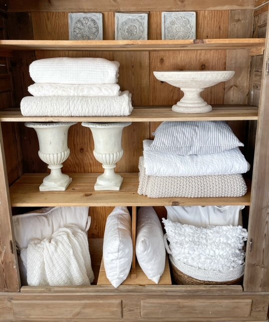 how to store blankets and decor