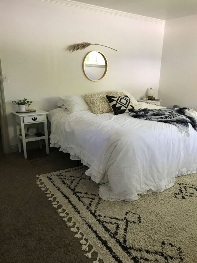 20 hermosas mejoras en el dormitorio que puedes hacer este fin de semana, Cabecero minimalista de listones de madera escandinavos con mesitas de noche flotantes