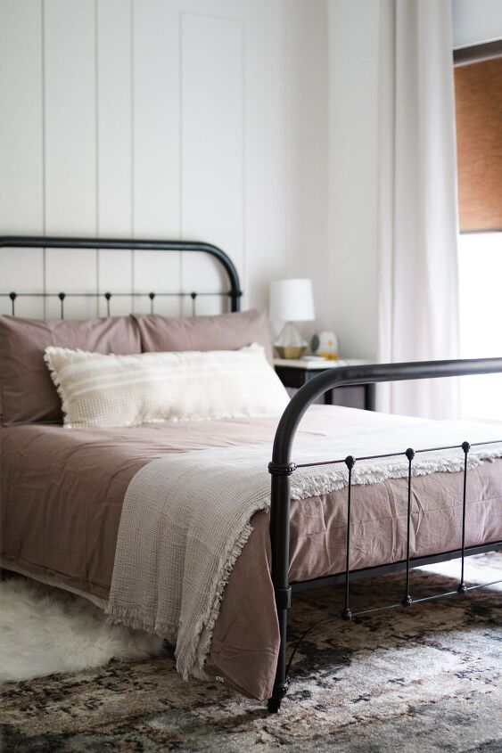 20 hermosas mejoras en el dormitorio que puedes hacer este fin de semana, Cama de metal negra reformada