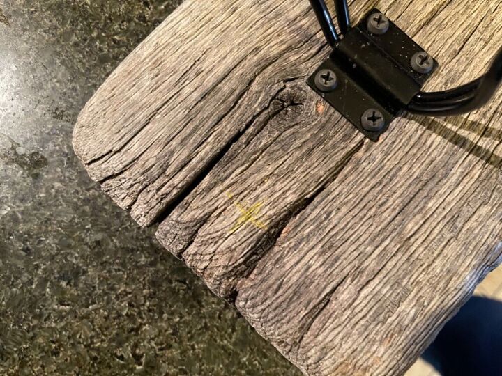 tabla de madera vieja a perchero rstico, Taladrar los agujeros de montaje